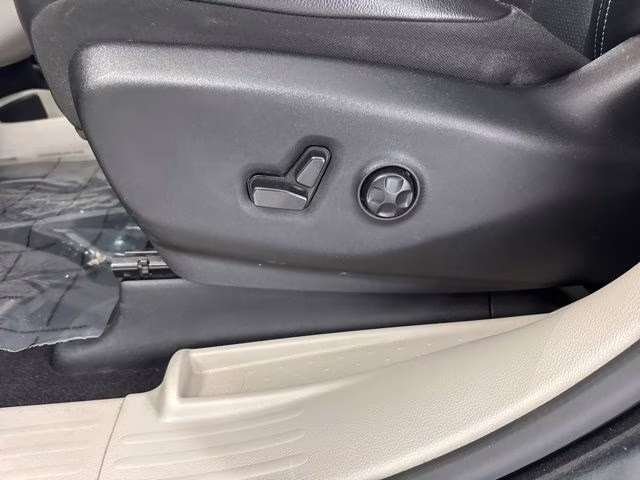 2022 Brilliant Black Crystal Pearlcoat Chrysler Pacifica Touring L FWD Van