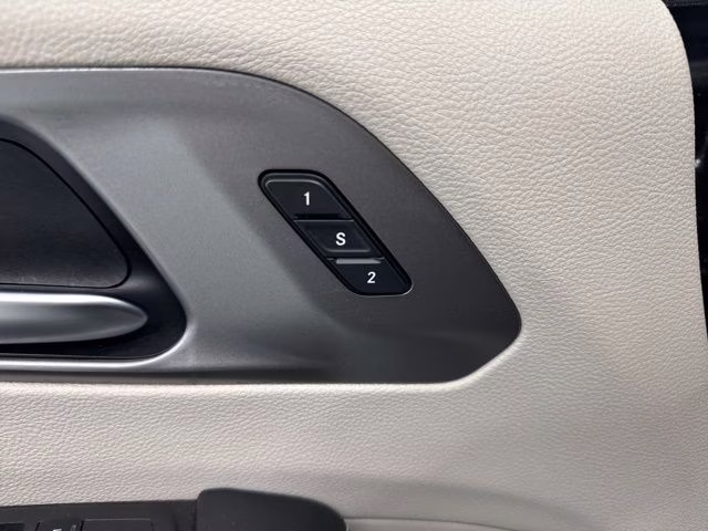 2022 Brilliant Black Crystal Pearlcoat Chrysler Pacifica Touring L FWD Van