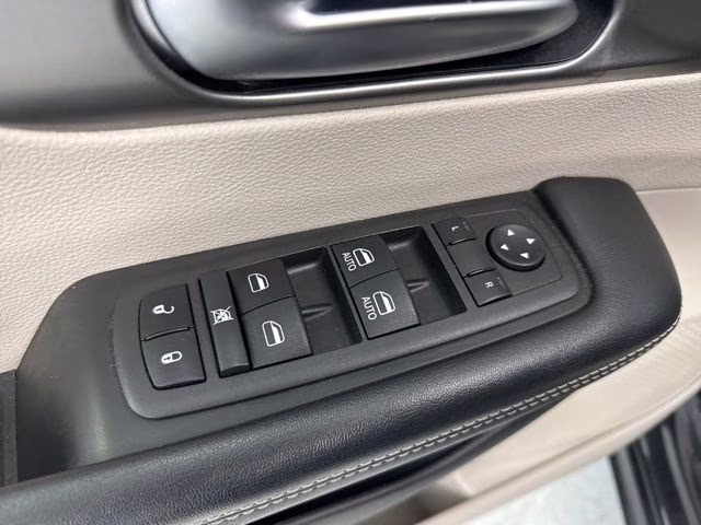 2022 Brilliant Black Crystal Pearlcoat Chrysler Pacifica Touring L FWD Van