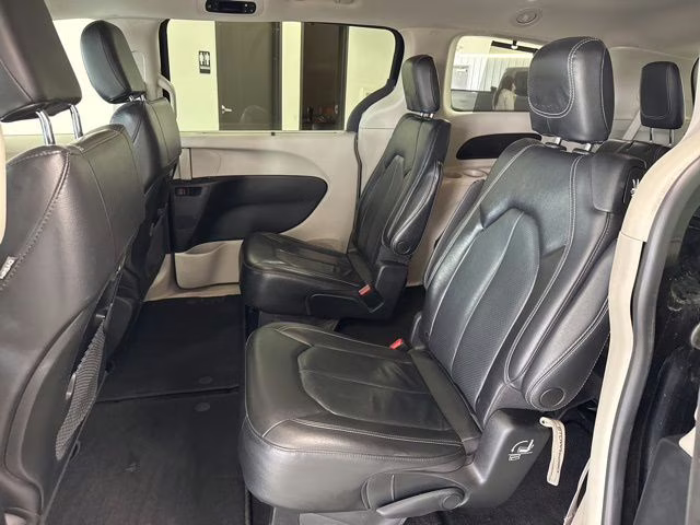 2022 Brilliant Black Crystal Pearlcoat Chrysler Pacifica Touring L FWD Van