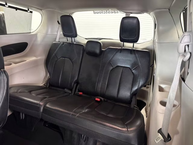 2022 Brilliant Black Crystal Pearlcoat Chrysler Pacifica Touring L FWD Van