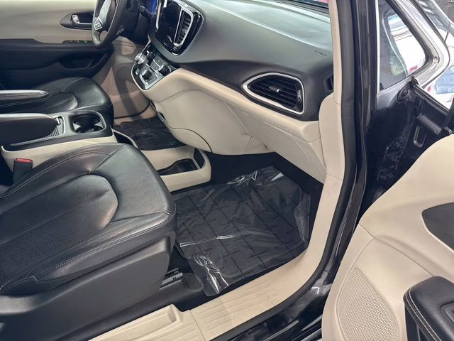 2022 Brilliant Black Crystal Pearlcoat Chrysler Pacifica Touring L FWD Van