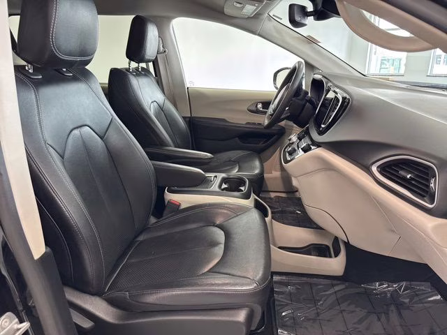 2022 Brilliant Black Crystal Pearlcoat Chrysler Pacifica Touring L FWD Van