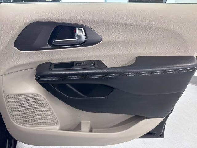 2022 Brilliant Black Crystal Pearlcoat Chrysler Pacifica Touring L FWD Van