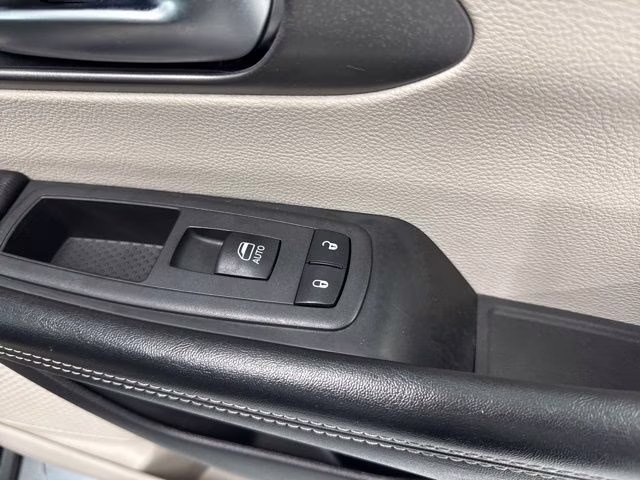 2022 Brilliant Black Crystal Pearlcoat Chrysler Pacifica Touring L FWD Van