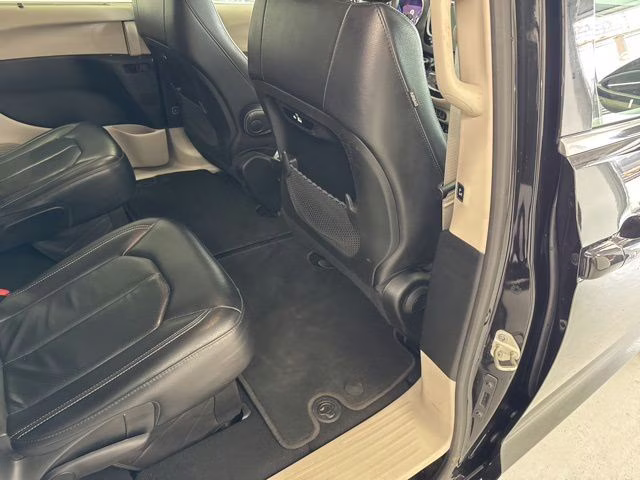 2022 Brilliant Black Crystal Pearlcoat Chrysler Pacifica Touring L FWD Van