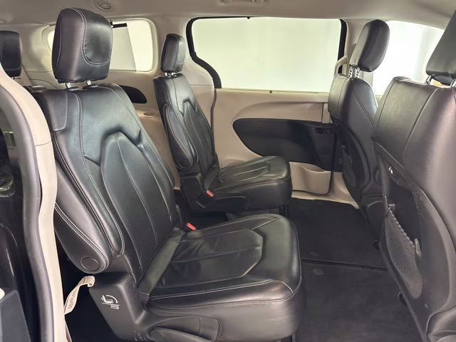 2022 Brilliant Black Crystal Pearlcoat Chrysler Pacifica Touring L FWD Van