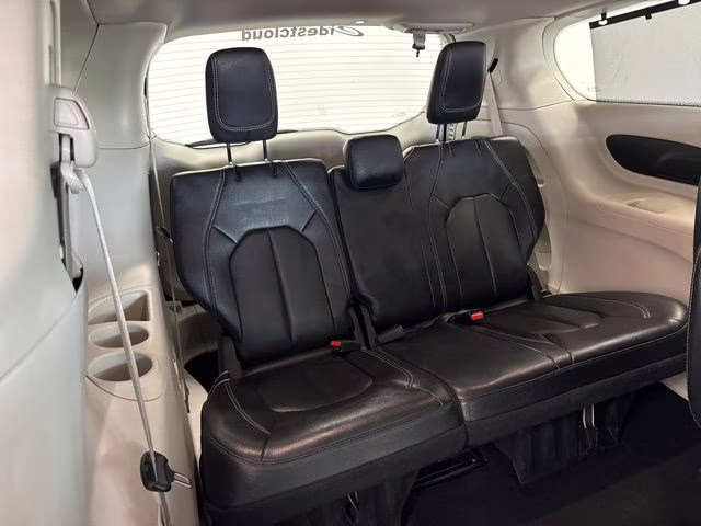 2022 Brilliant Black Crystal Pearlcoat Chrysler Pacifica Touring L FWD Van