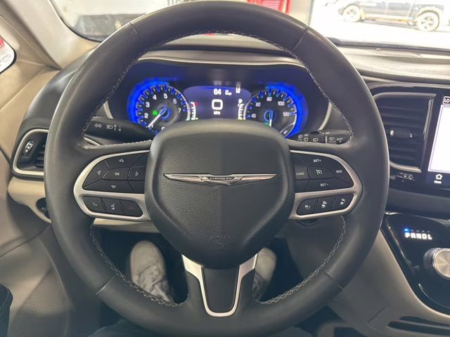 2022 Brilliant Black Crystal Pearlcoat Chrysler Pacifica Touring L FWD Van