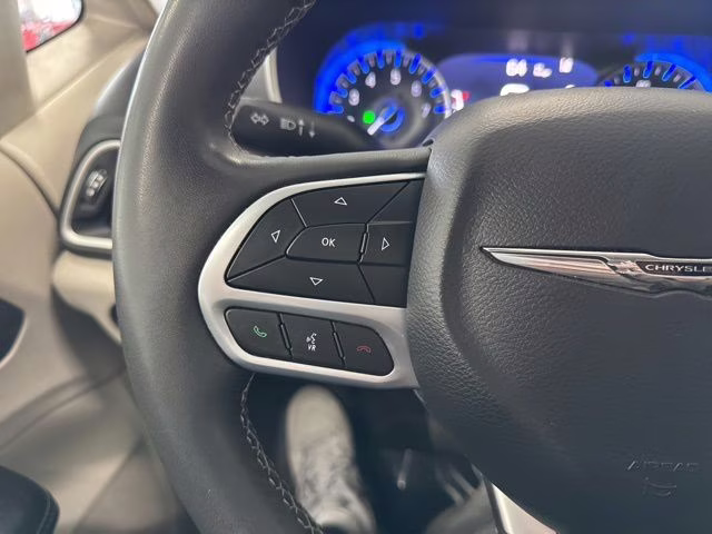 2022 Brilliant Black Crystal Pearlcoat Chrysler Pacifica Touring L FWD Van