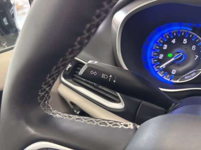 2022 Brilliant Black Crystal Pearlcoat Chrysler Pacifica Touring L FWD Van