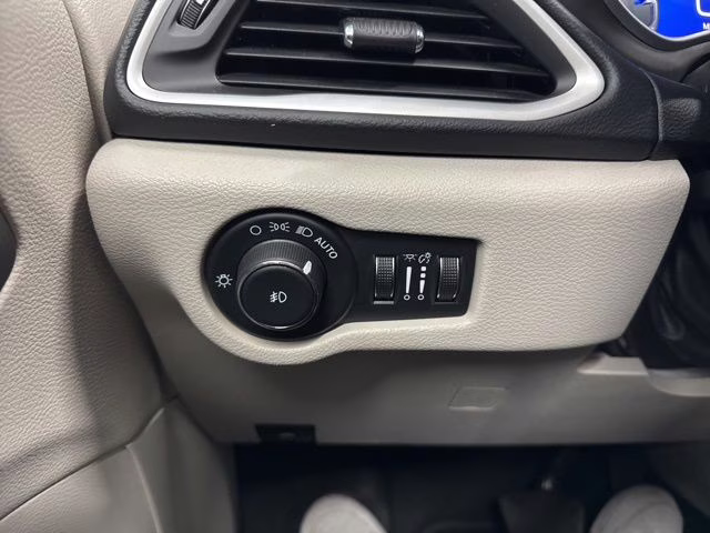 2022 Brilliant Black Crystal Pearlcoat Chrysler Pacifica Touring L FWD Van