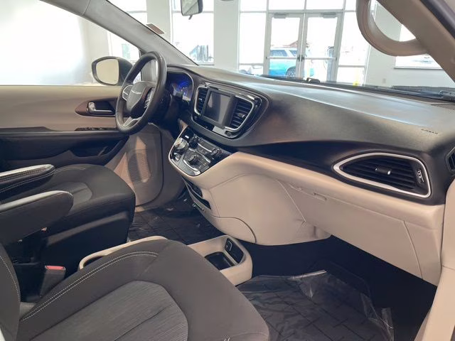 2022 Bright White Clearcoat Chrysler Voyager LX FWD Van