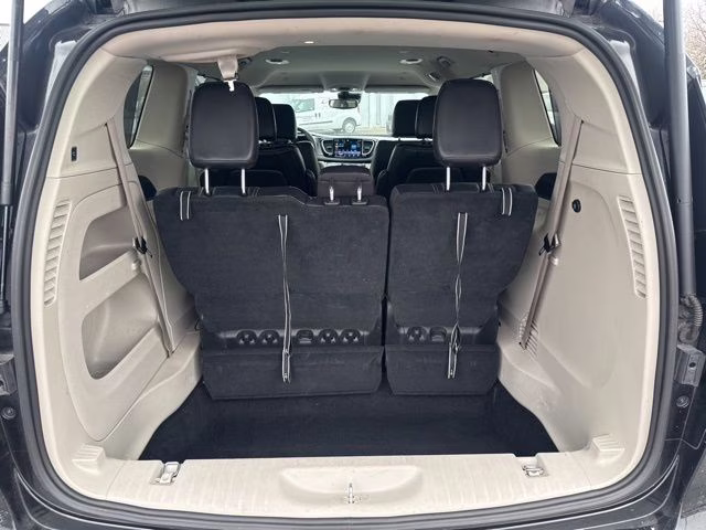 2022 Brilliant Black Crystal Pearlcoat Chrysler Pacifica Touring L FWD Van