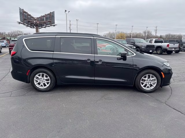 2022 Brilliant Black Crystal Pearlcoat Chrysler Pacifica Touring L FWD Van