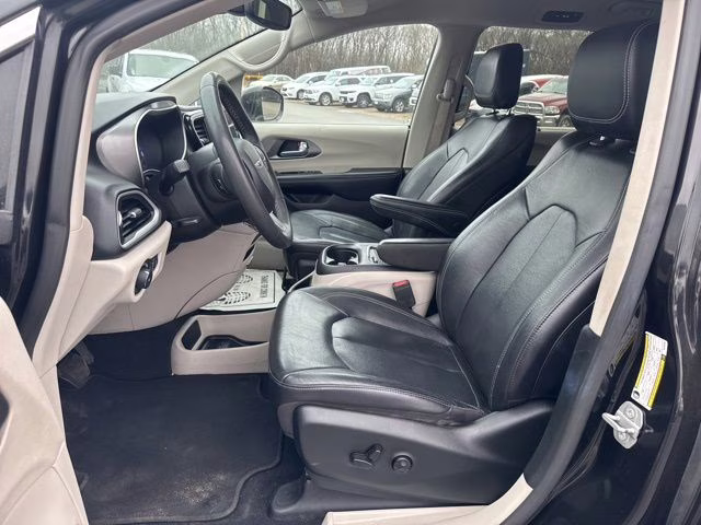 2022 Brilliant Black Crystal Pearlcoat Chrysler Pacifica Touring L FWD Van