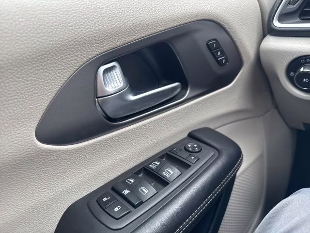 2022 Brilliant Black Crystal Pearlcoat Chrysler Pacifica Touring L FWD Van