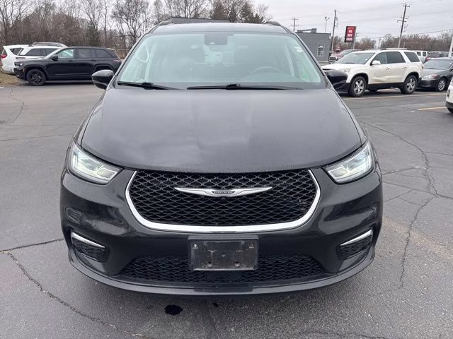 2022 Brilliant Black Crystal Pearlcoat Chrysler Pacifica Touring L FWD Van