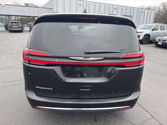 2022 Brilliant Black Crystal Pearlcoat Chrysler Pacifica Touring L FWD Van