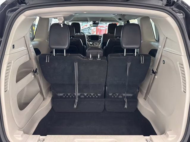 2022 Brilliant Black Crystal Pearlcoat Chrysler Pacifica Touring L FWD Van