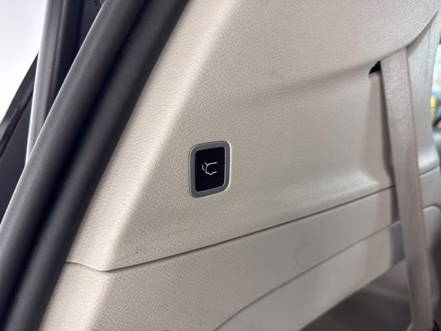 2022 Brilliant Black Crystal Pearlcoat Chrysler Pacifica Touring L FWD Van