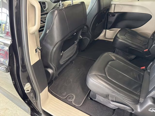 2022 Brilliant Black Crystal Pearlcoat Chrysler Pacifica Touring L FWD Van