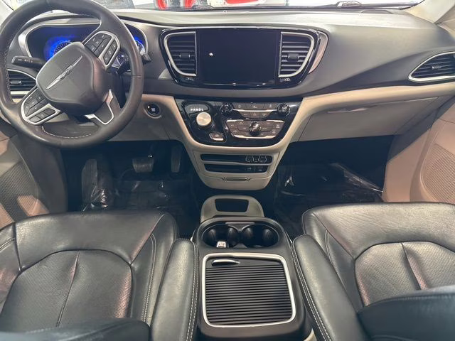 2022 Brilliant Black Crystal Pearlcoat Chrysler Pacifica Touring L FWD Van