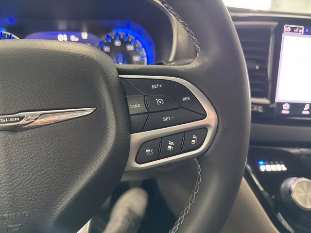 2022 Brilliant Black Crystal Pearlcoat Chrysler Pacifica Touring L FWD Van