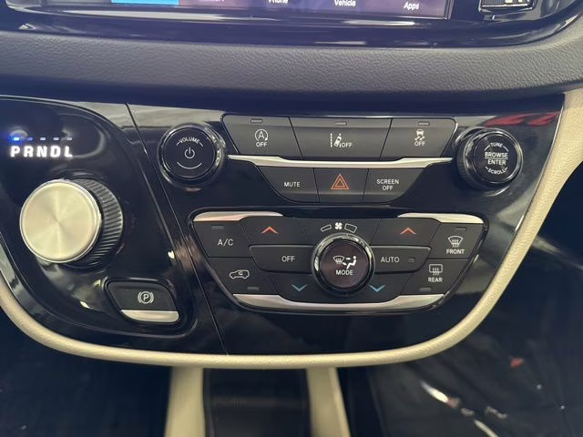 2022 Brilliant Black Crystal Pearlcoat Chrysler Pacifica Touring L FWD Van