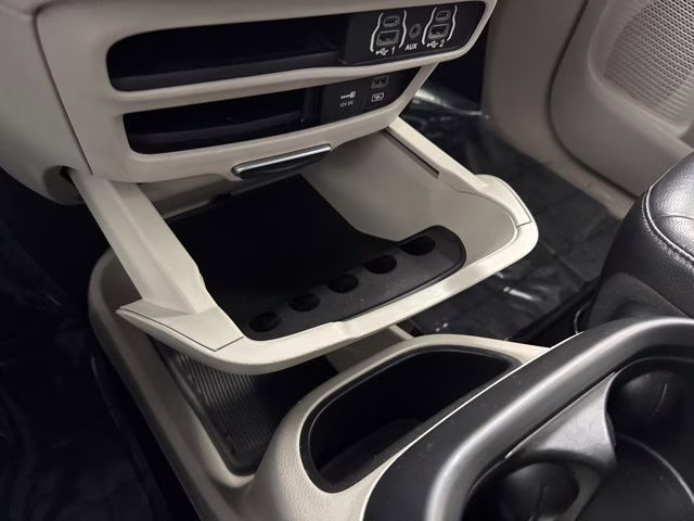 2022 Brilliant Black Crystal Pearlcoat Chrysler Pacifica Touring L FWD Van