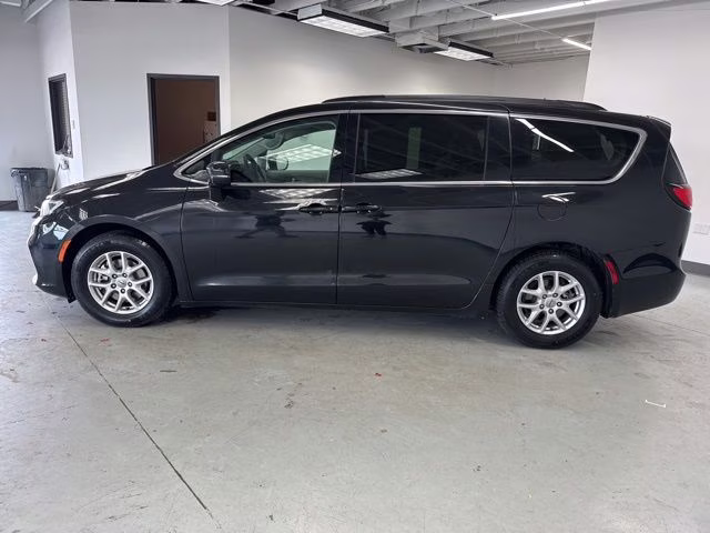 2022 Brilliant Black Crystal Pearlcoat Chrysler Pacifica Touring L FWD Van