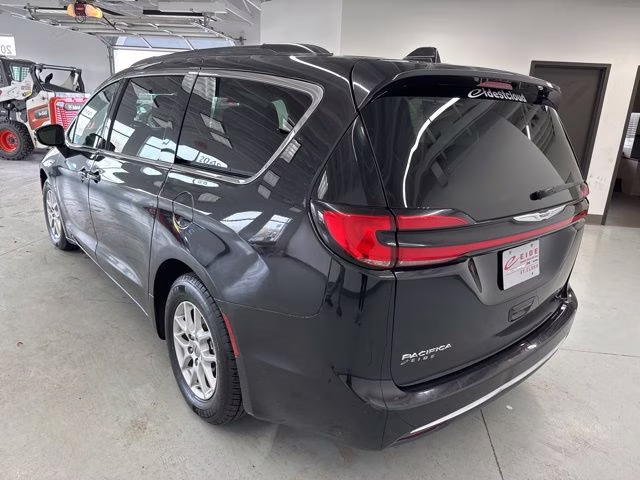 2022 Brilliant Black Crystal Pearlcoat Chrysler Pacifica Touring L FWD Van