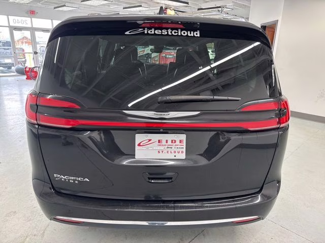 2022 Brilliant Black Crystal Pearlcoat Chrysler Pacifica Touring L FWD Van