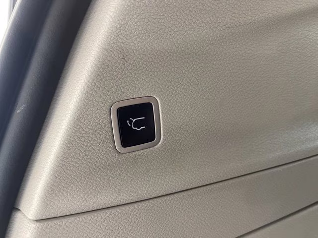 2022 Bright White Clearcoat Chrysler Voyager LX FWD Van