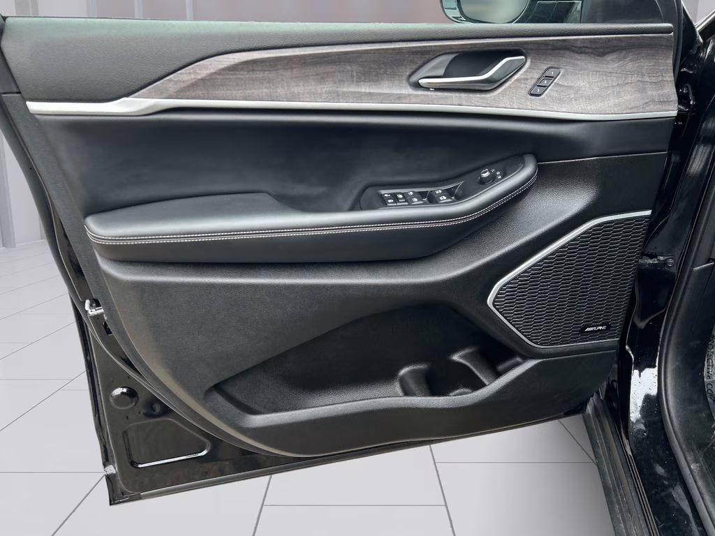 2024 Diamond Black Crystal Pearlcoat Jeep Grand Cherokee 4xe 4X4 SUV