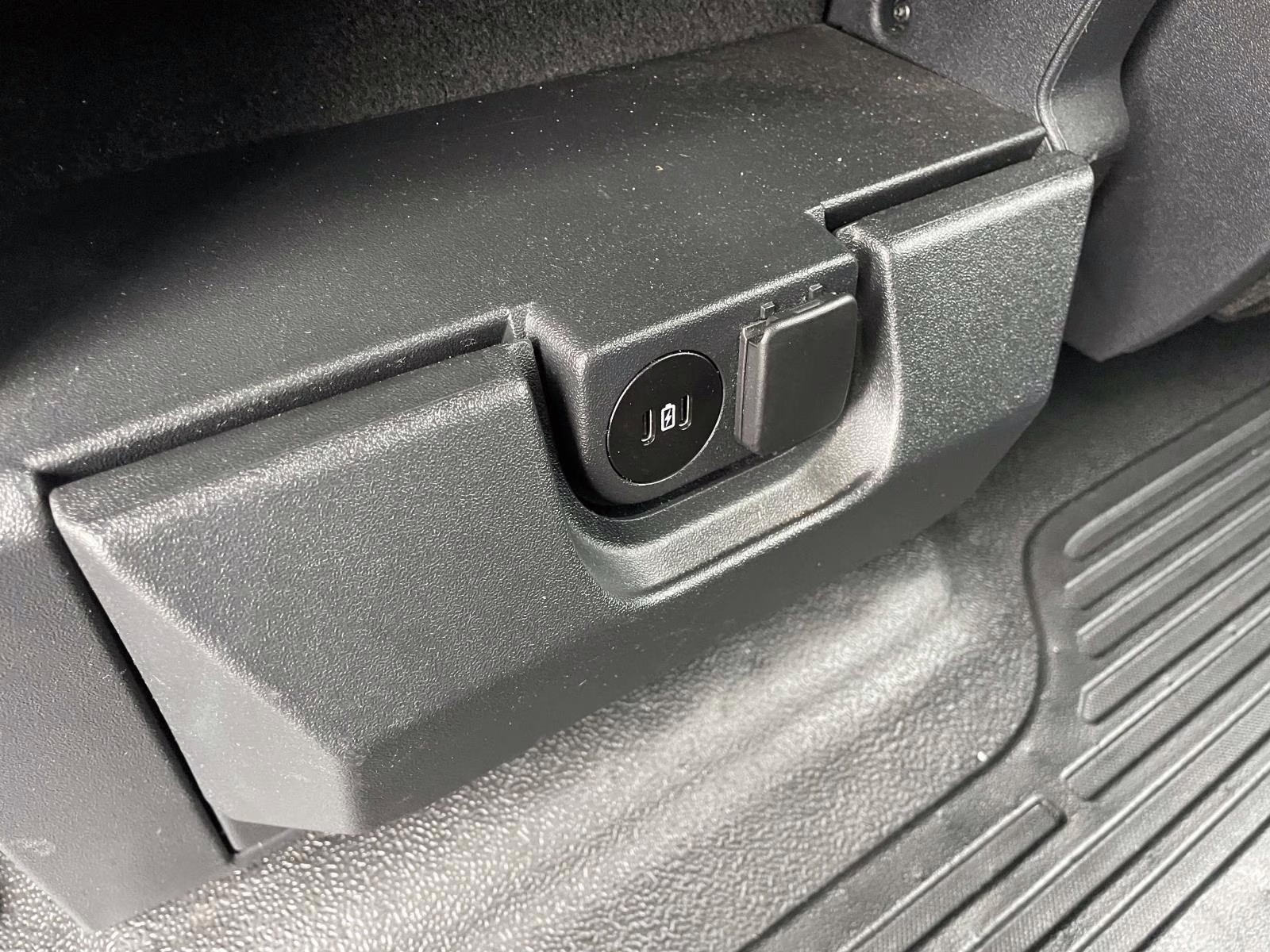 2024 Agate Black Metallic Ford Super Duty F-350 DRW XL Flatbed 4X4 Chassis