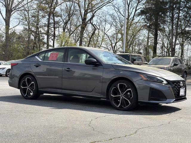 2024 Gun Metallic Nissan Altima 2.5 SR FWD Sedan