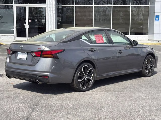 2024 Gun Metallic Nissan Altima 2.5 SR FWD Sedan