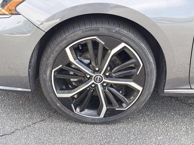 2024 Gun Metallic Nissan Altima 2.5 SR FWD Sedan