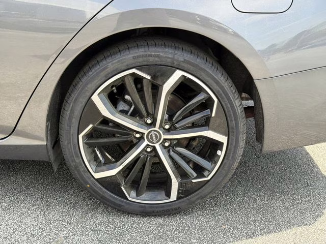 2024 Gun Metallic Nissan Altima 2.5 SR FWD Sedan