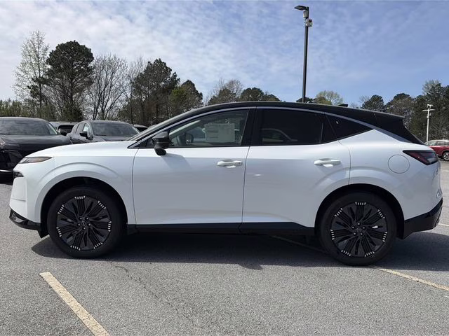 2026 Everest White Pearl/Black Nissan Murano Platinum AWD SUV