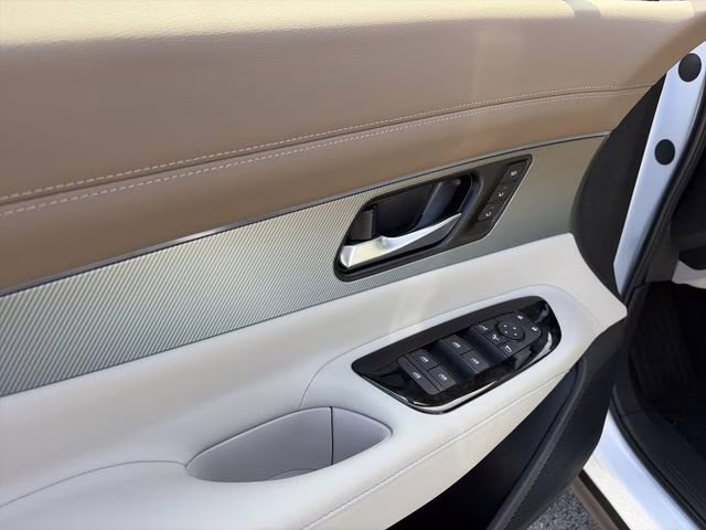 2026 Everest White Pearl/Black Nissan Murano Platinum AWD SUV