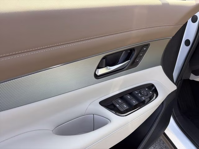 2026 Everest White Pearl/Black Nissan Murano Platinum AWD SUV
