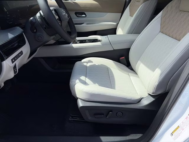 2026 Everest White Pearl/Black Nissan Murano Platinum AWD SUV