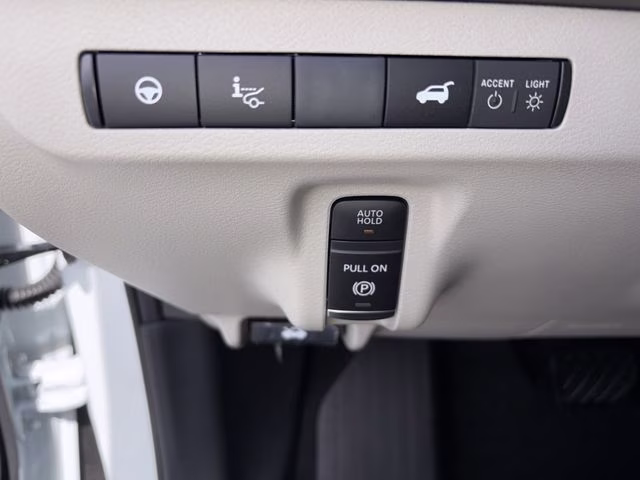 2026 Everest White Pearl/Black Nissan Murano Platinum AWD SUV