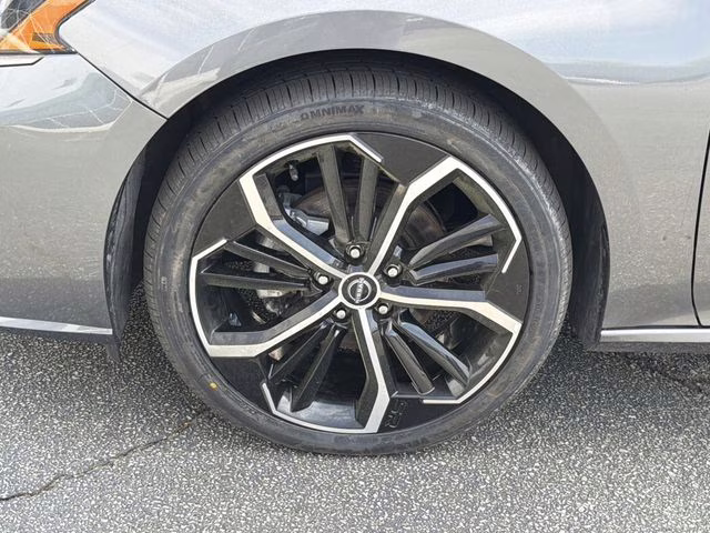 2024 Gun Metallic Nissan Altima 2.5 SR FWD Sedan