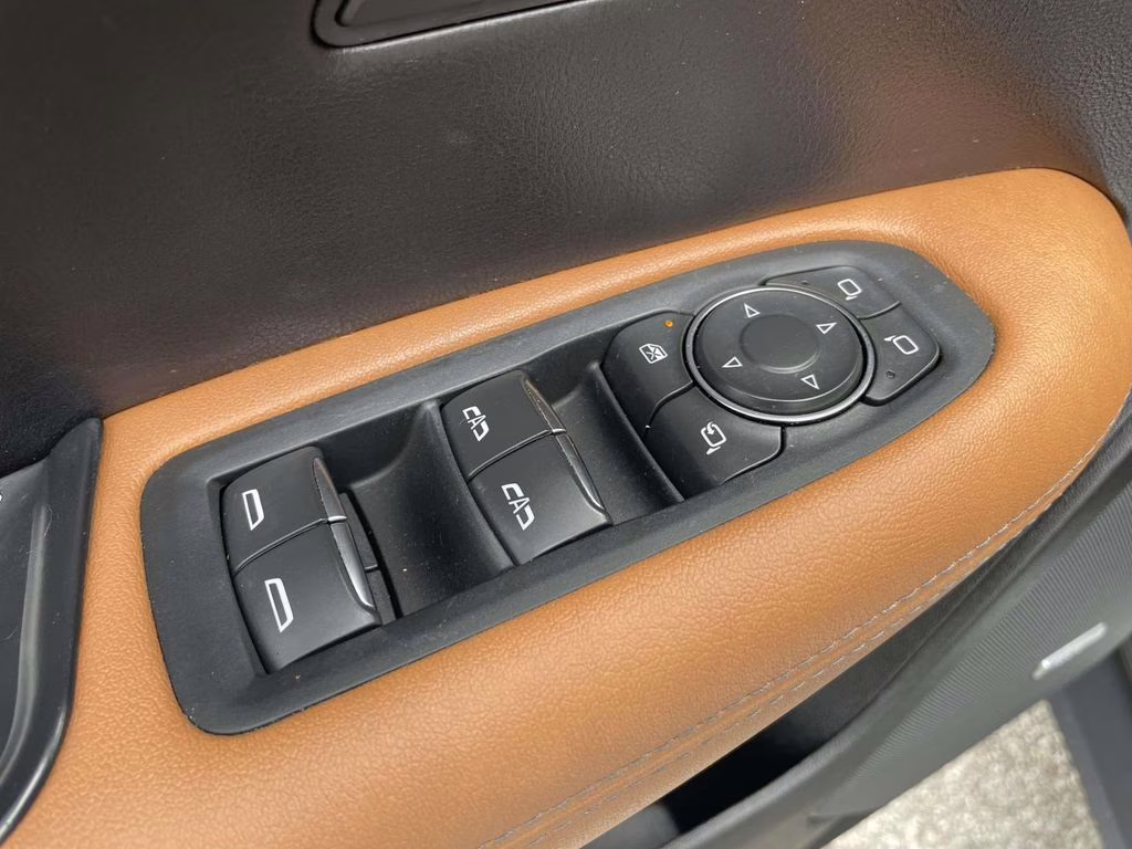 2022 Crystal White Tricoat Cadillac XT5 Premium Luxury FWD SUV