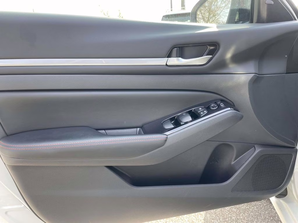 2025 Pearl White Tricoat Nissan Altima 2.5 SR AWD Sedan