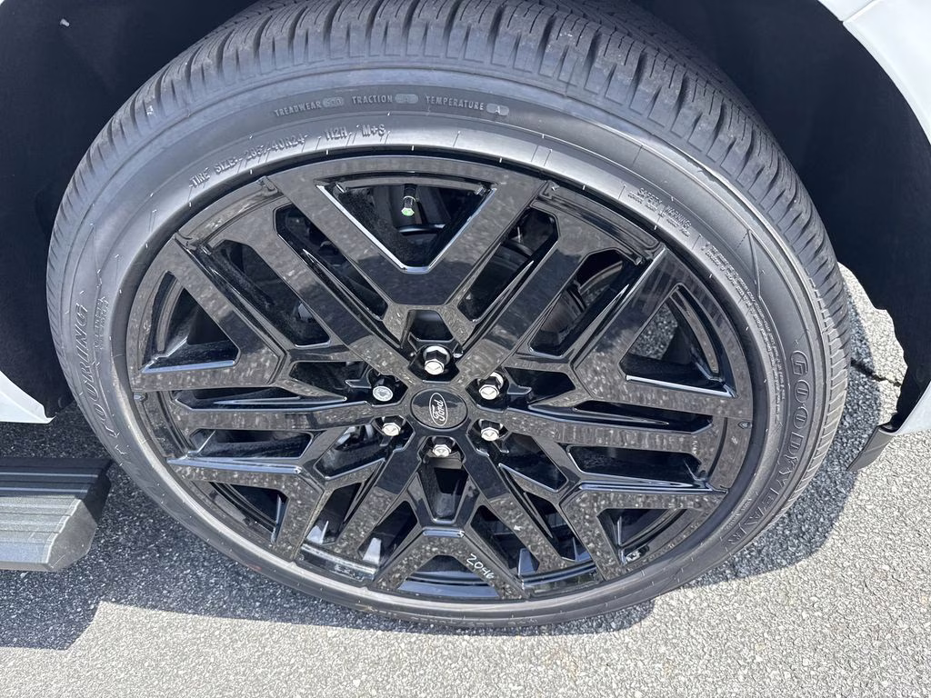 2026 Star White Metallic Tri-Coat Ford Expedition Max Platinum 4X4 SUV