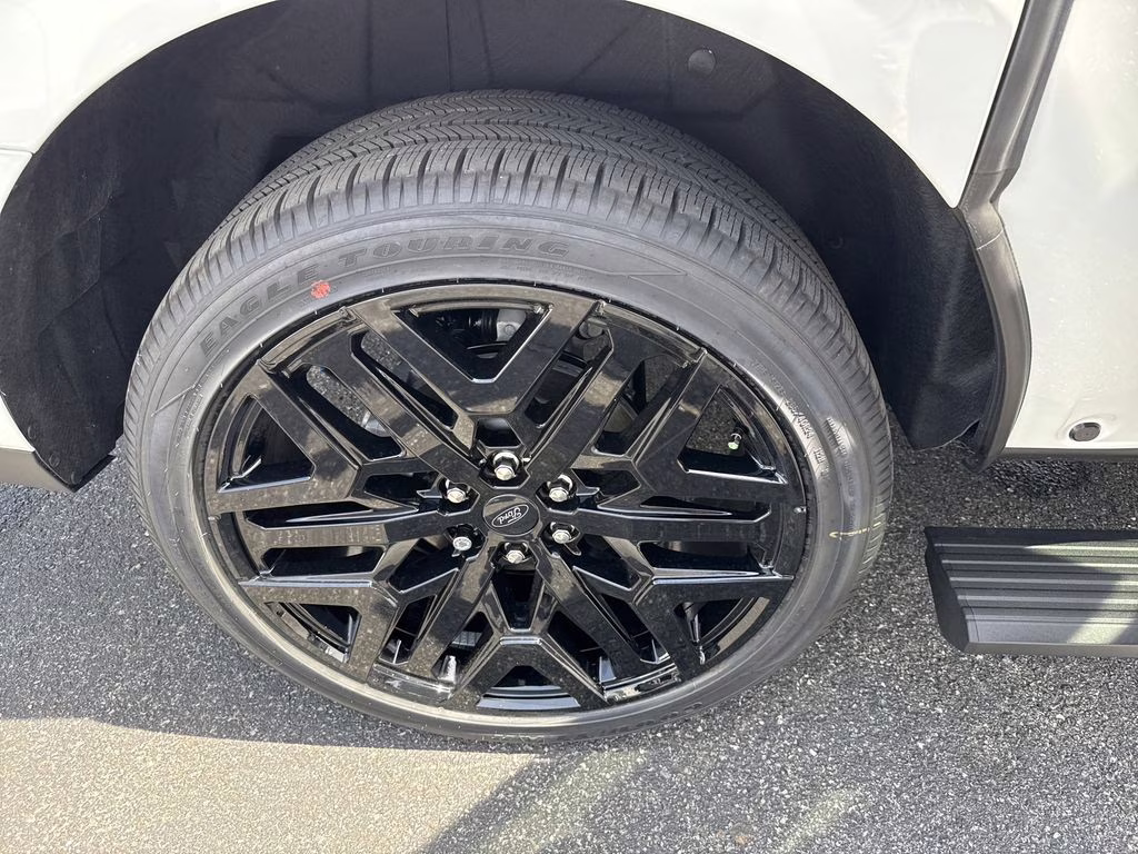 2026 Star White Metallic Tri-Coat Ford Expedition Max Platinum 4X4 SUV